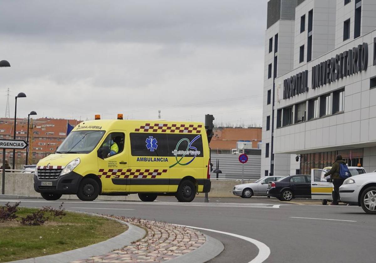 Ambulancia a la puerta del Hospital de Salamanca.