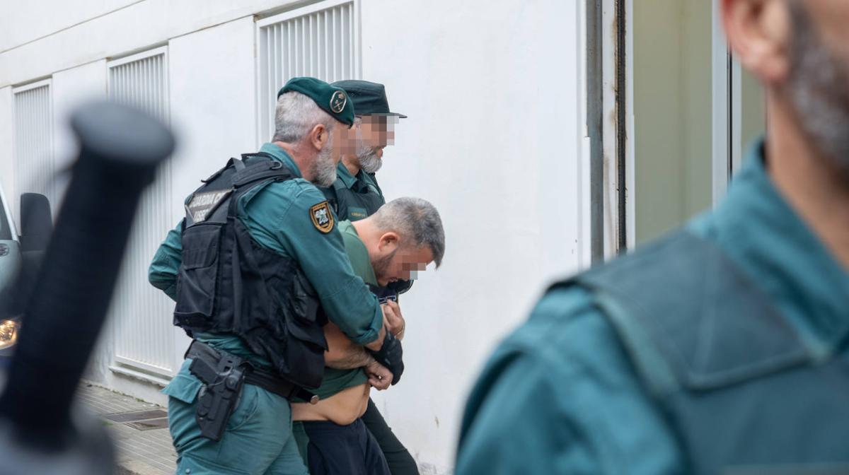 Los ocho detenidos por la muerte de dos guardias civiles en Barbate llegan a los juzgados, y dos salen en libertad