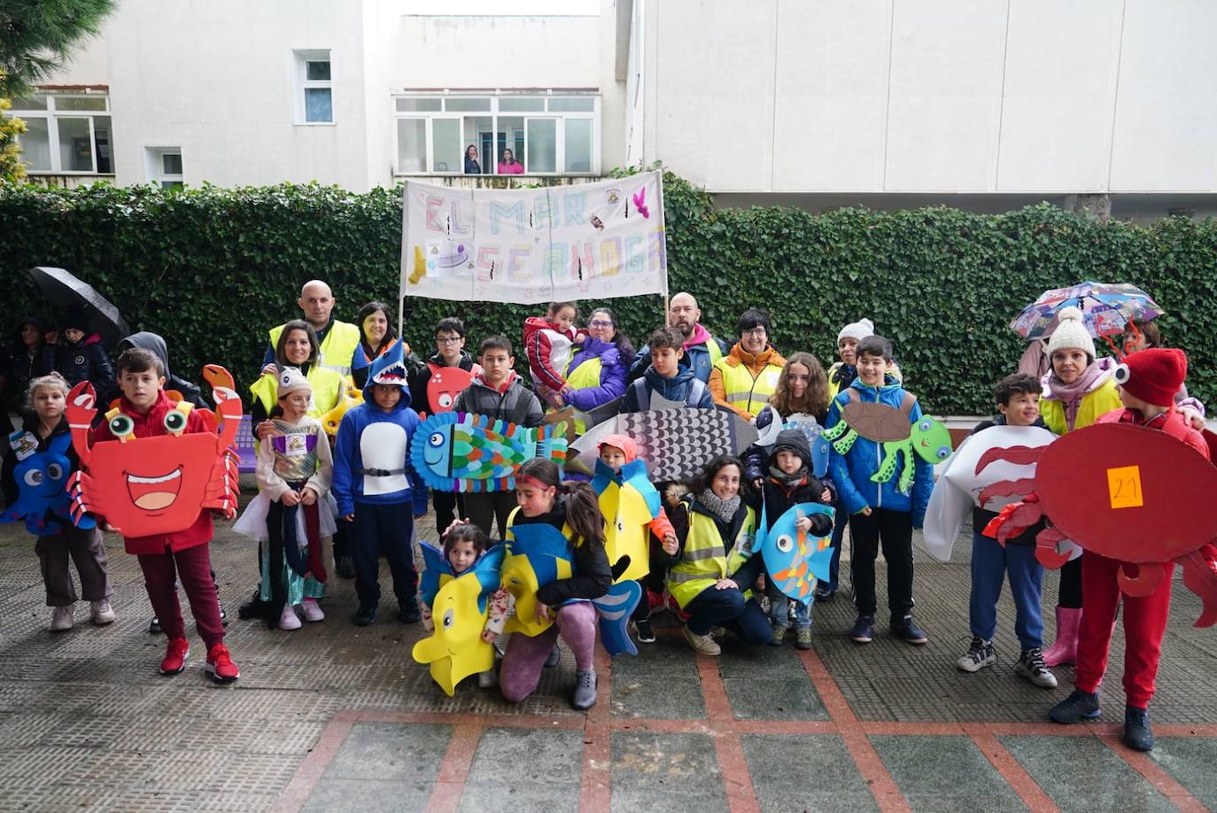 La Prosperidad y Puente Ladrillo inundan las calles de inclusión y originalidad en su pasacalles más multitudinario