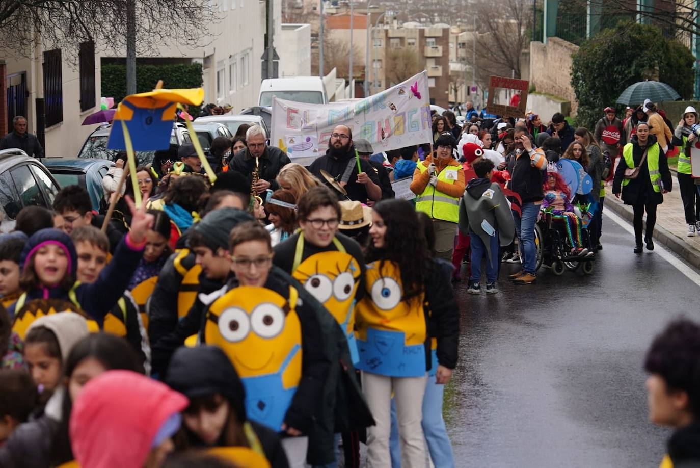 La Prosperidad y Puente Ladrillo inundan las calles de inclusión y originalidad en su pasacalles más multitudinario