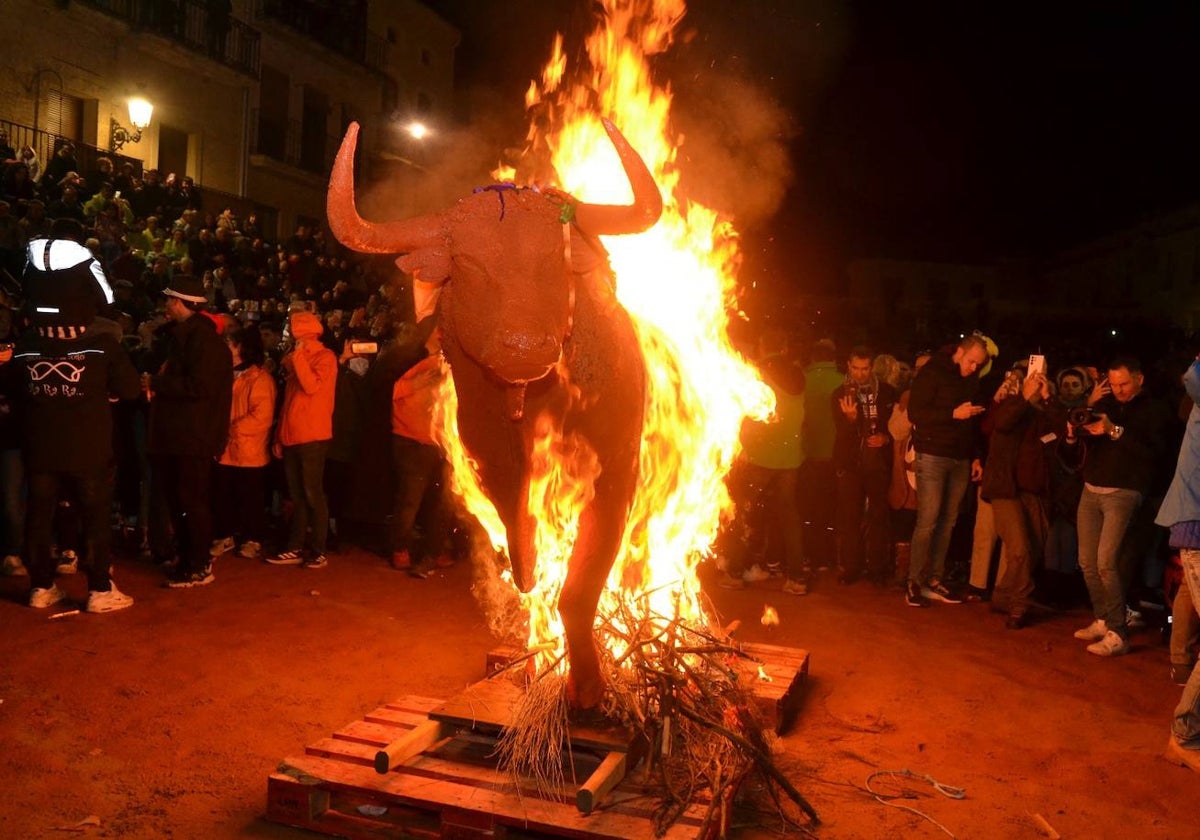 El Carnaval del Toro se despide con el toro de fuego de Cenizos