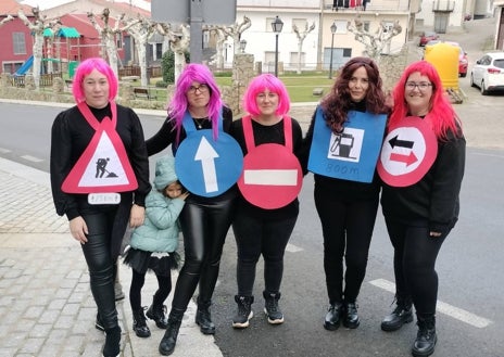 Imagen secundaria 1 - Diferentes momentos de la celebración de la fiesta de Carnaval.