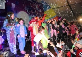 Los niños disfrutaron con las coreografías y las pompas de jabón