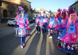 Los divertidos carruseles con caballitos en el desfile de Matilla de los Caños