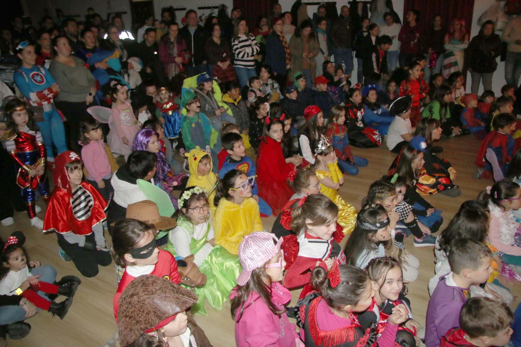 Aforo familiar completo en el concurrido carnaval de Castellanos de Moriscos