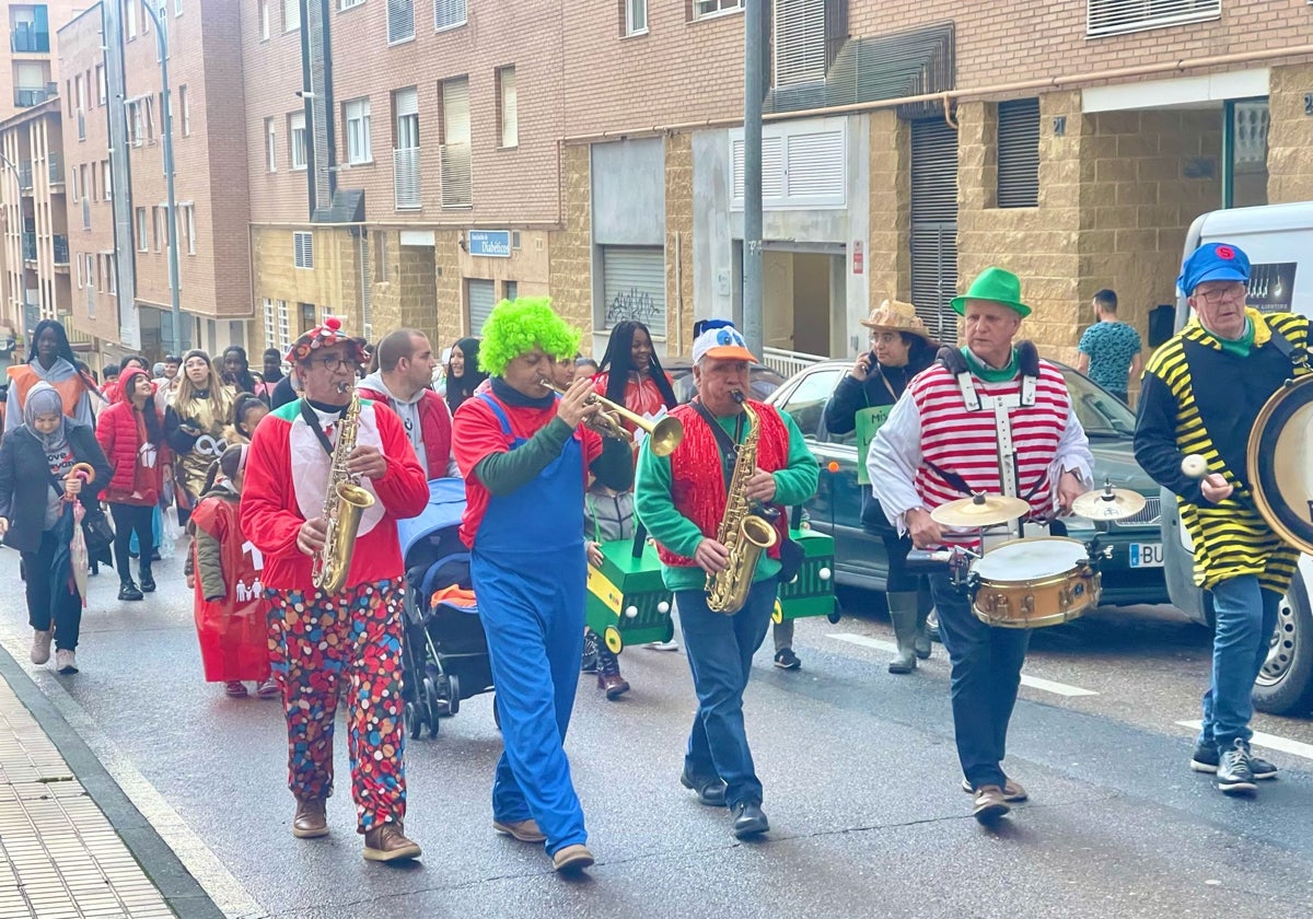 La charanga ameniza el pasacalles de carnaval.