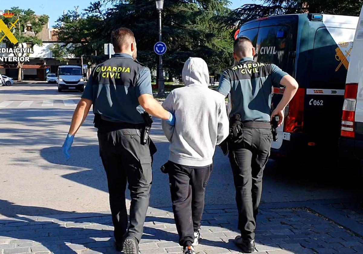 La Guardia Civil desmantela una banda que robaba en los polígonos de Villares y Carbajosa