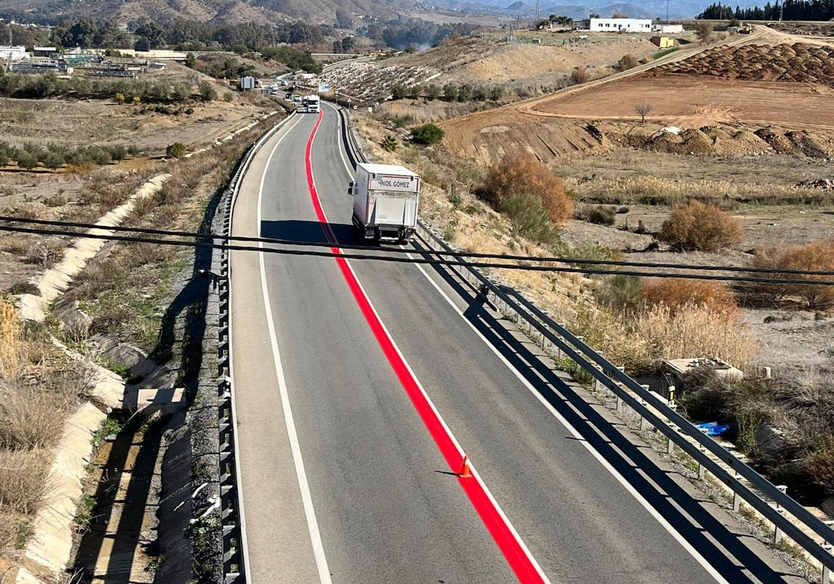 Qué significa la gran línea roja que aparece en la «carretera de la muerte» de Málaga