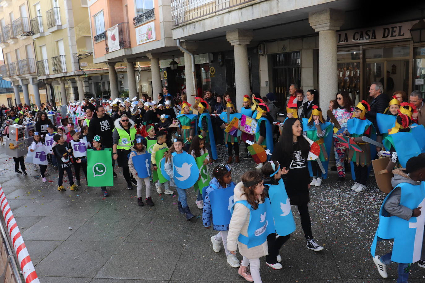 Guijuelo despide el Carnaval con el desfile escolar al ritmo de charanga