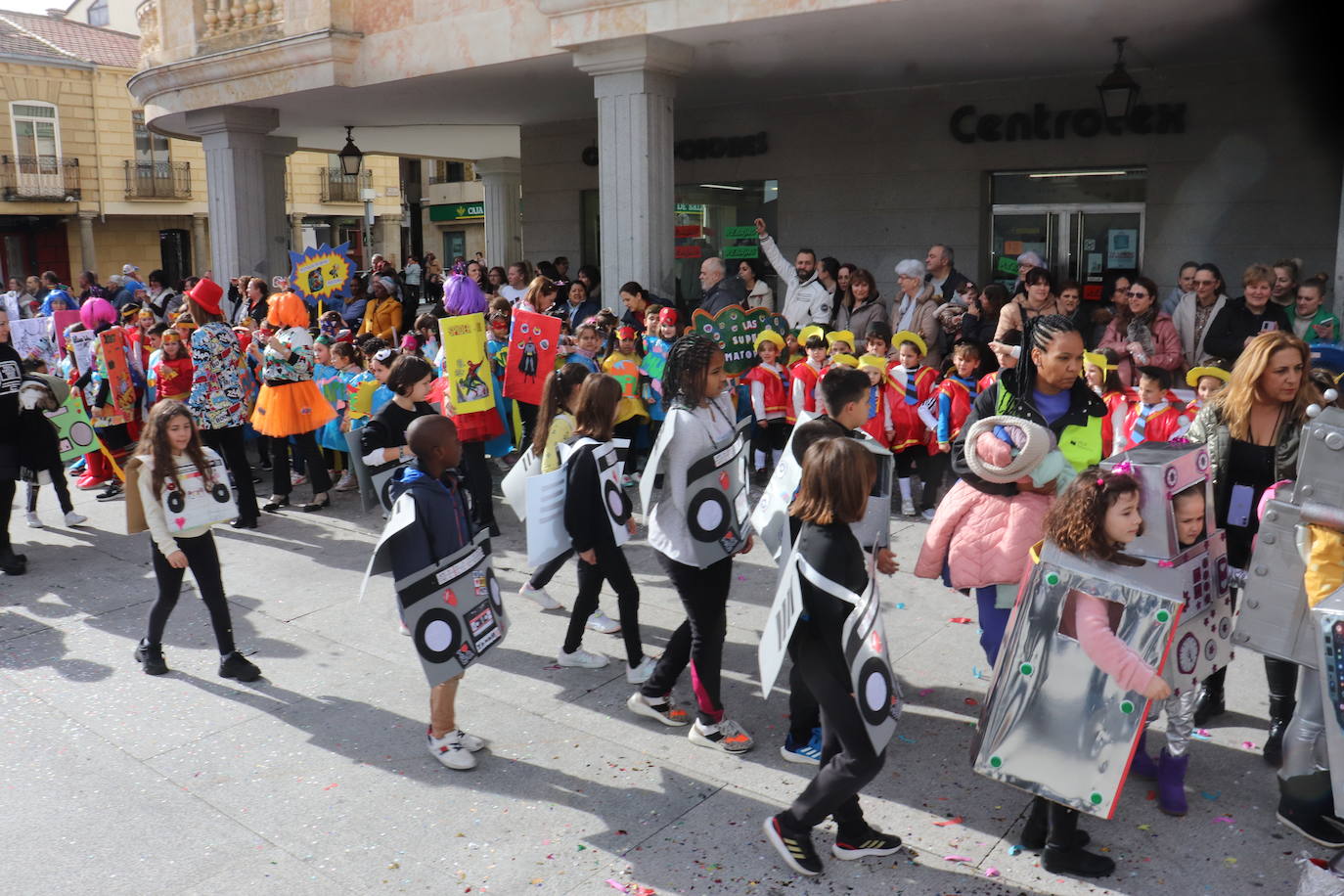 Guijuelo despide el Carnaval con el desfile escolar al ritmo de charanga