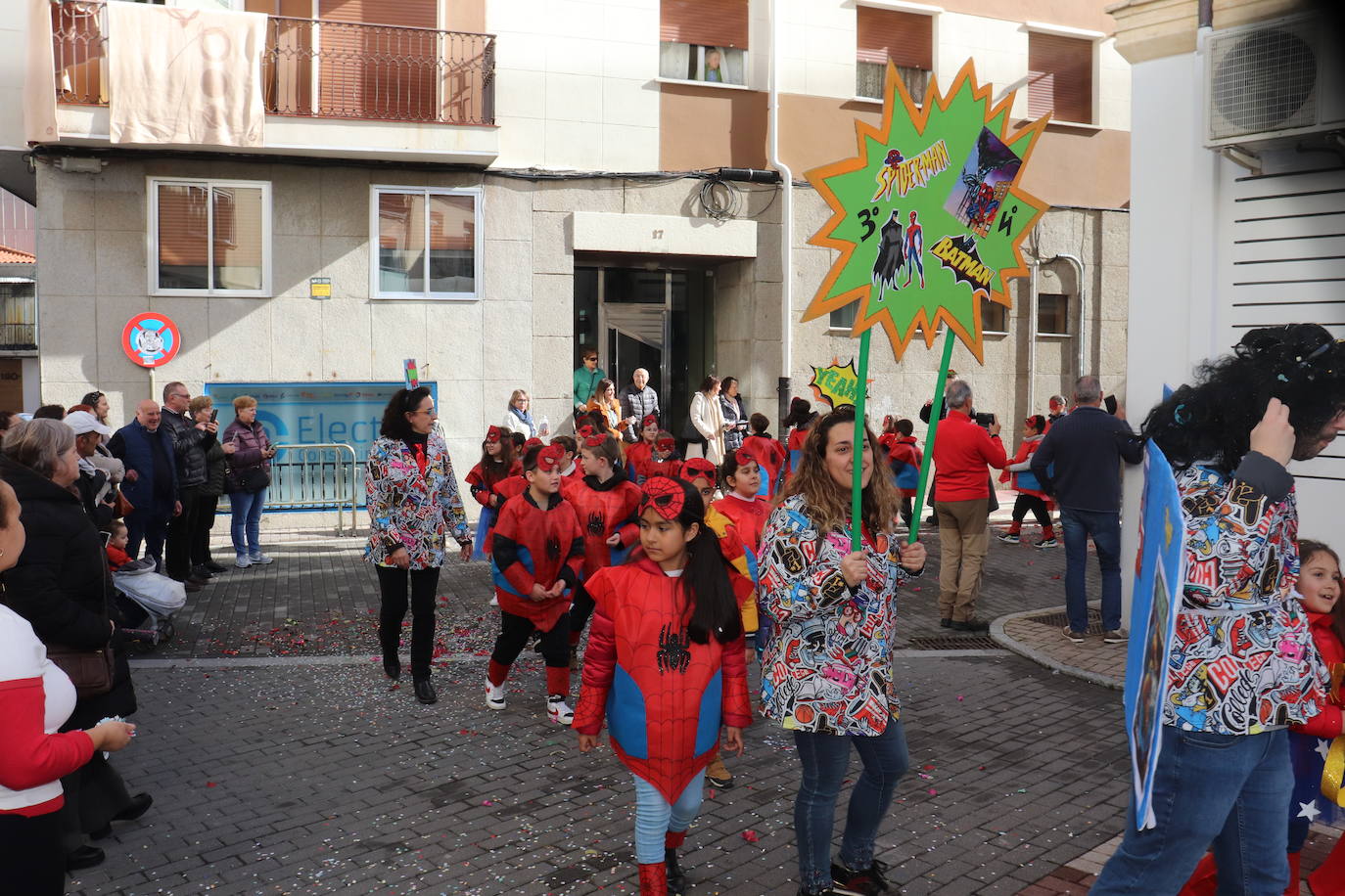 Guijuelo despide el Carnaval con el desfile escolar al ritmo de charanga