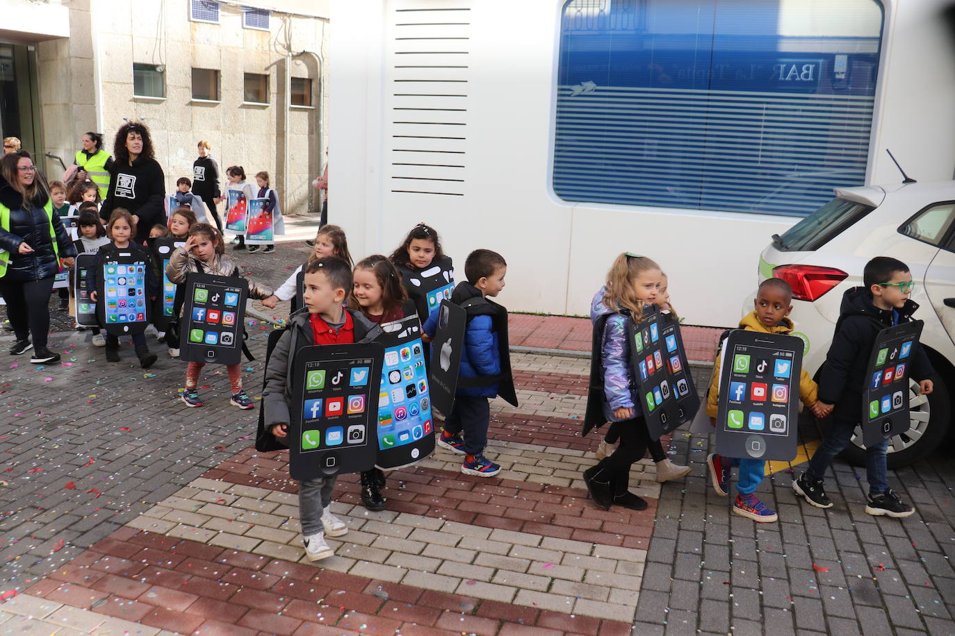 Guijuelo despide el Carnaval con el desfile escolar al ritmo de charanga