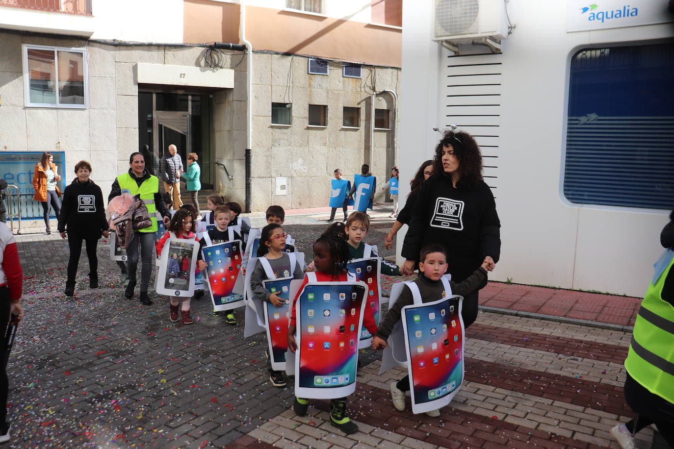 Guijuelo despide el Carnaval con el desfile escolar al ritmo de charanga