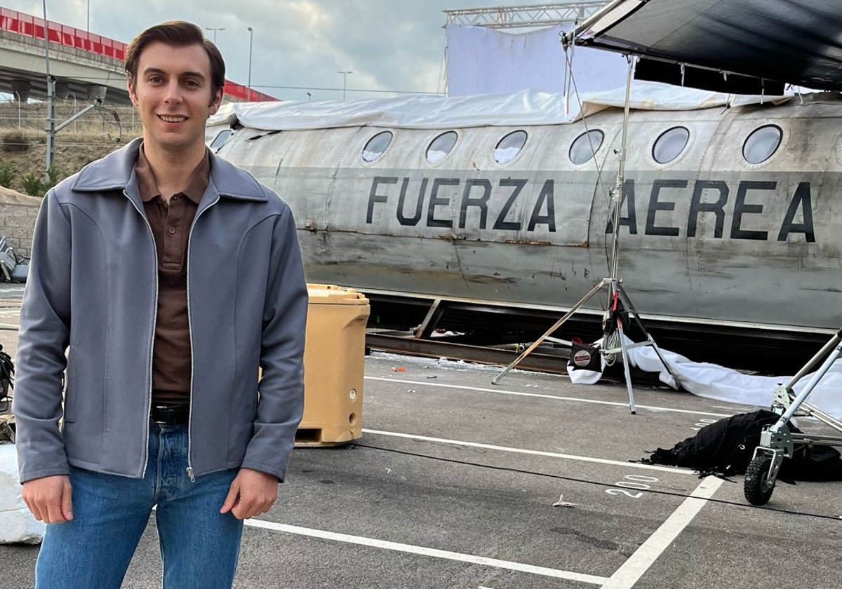 Javier Cascón, junto al avión siniestrado de 'La sociedad de la nieve'.