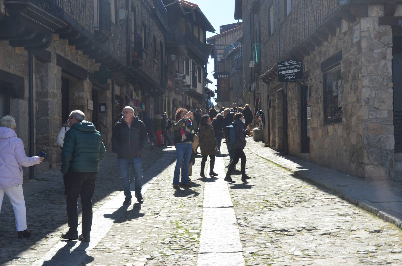 Varios turistas por las calles de La Alberca.