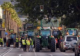 Cientos de agricultores y ganaderos cortan las principales calles de acceso a la capital malagueña. A 6 de febrero de 2024, en Málaga