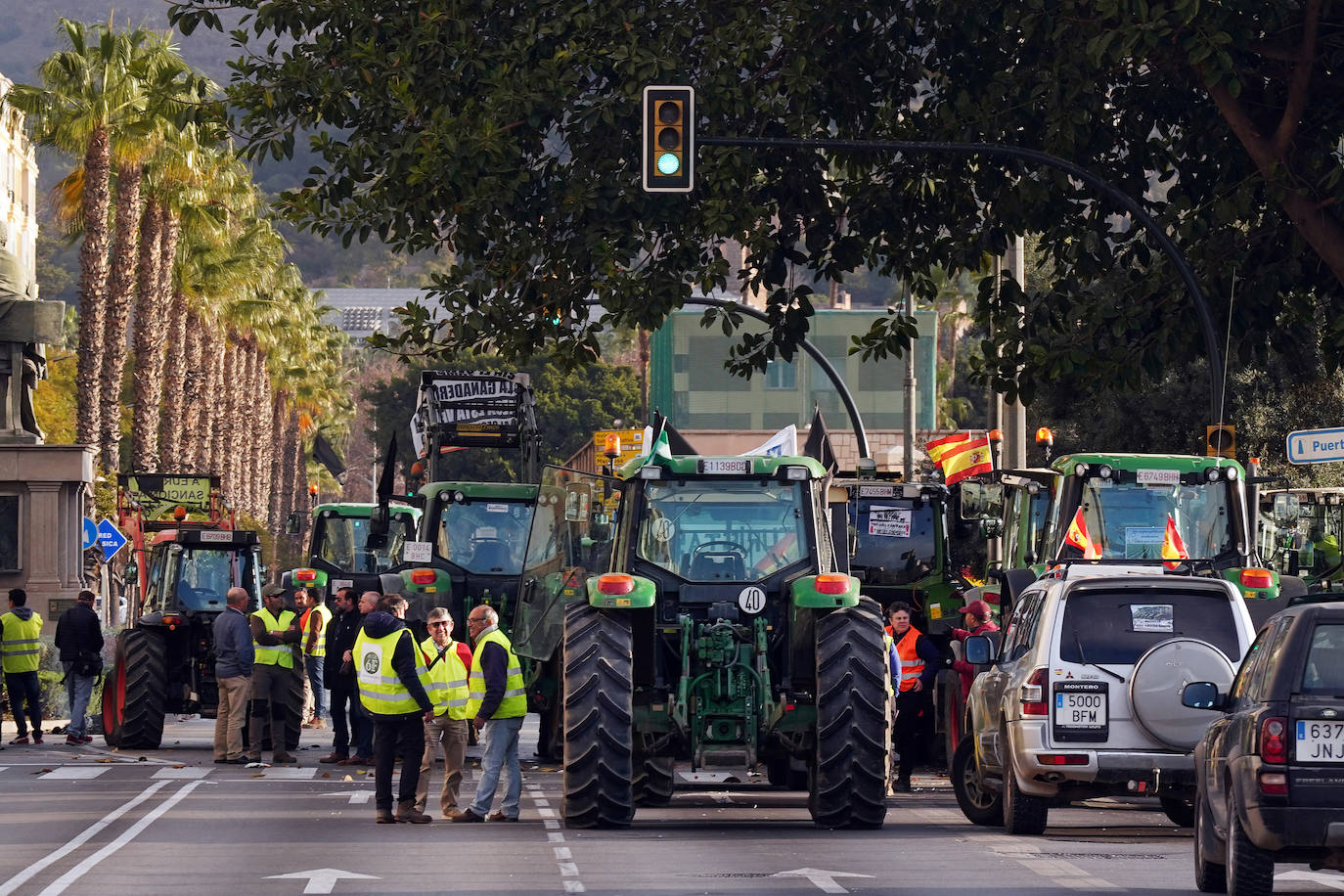 Cientos de agricultores y ganaderos cortan las principales calles de acceso a la capital malagueña. A 6 de febrero de 2024, en Málaga