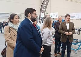 Alfonso Fernández Mañueco, en su visita a una factoría de automóviles.