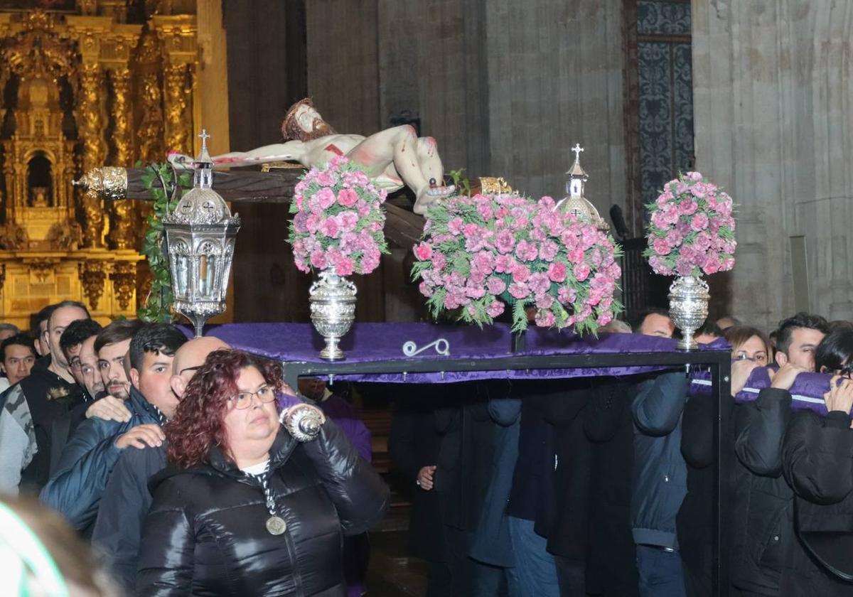 La Procesión claustral del Cristo de la Buena Muerte reúne a cientos de personas