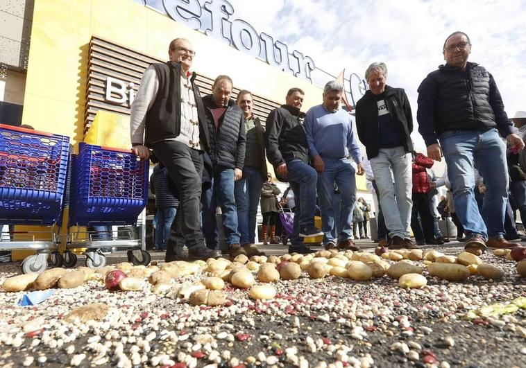 Los manifestantes pisan los productos en el suelo.