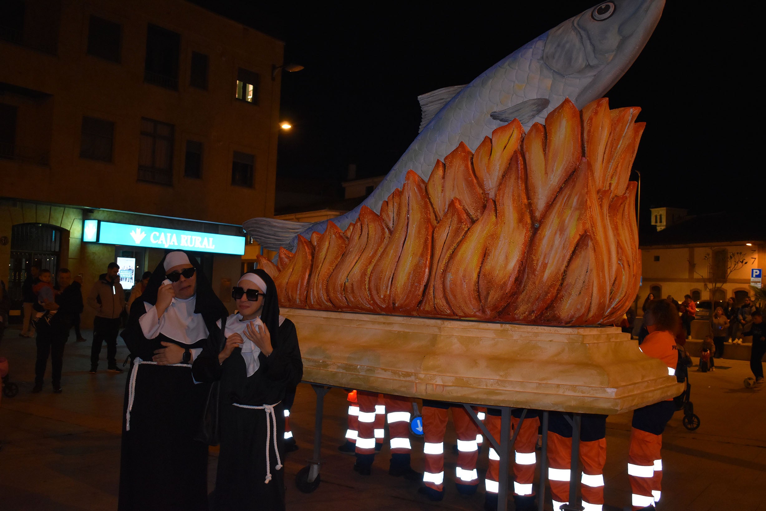 Villares de la Reina dice adiós al Carnaval con el entierro de la sardina y 4.000 churros