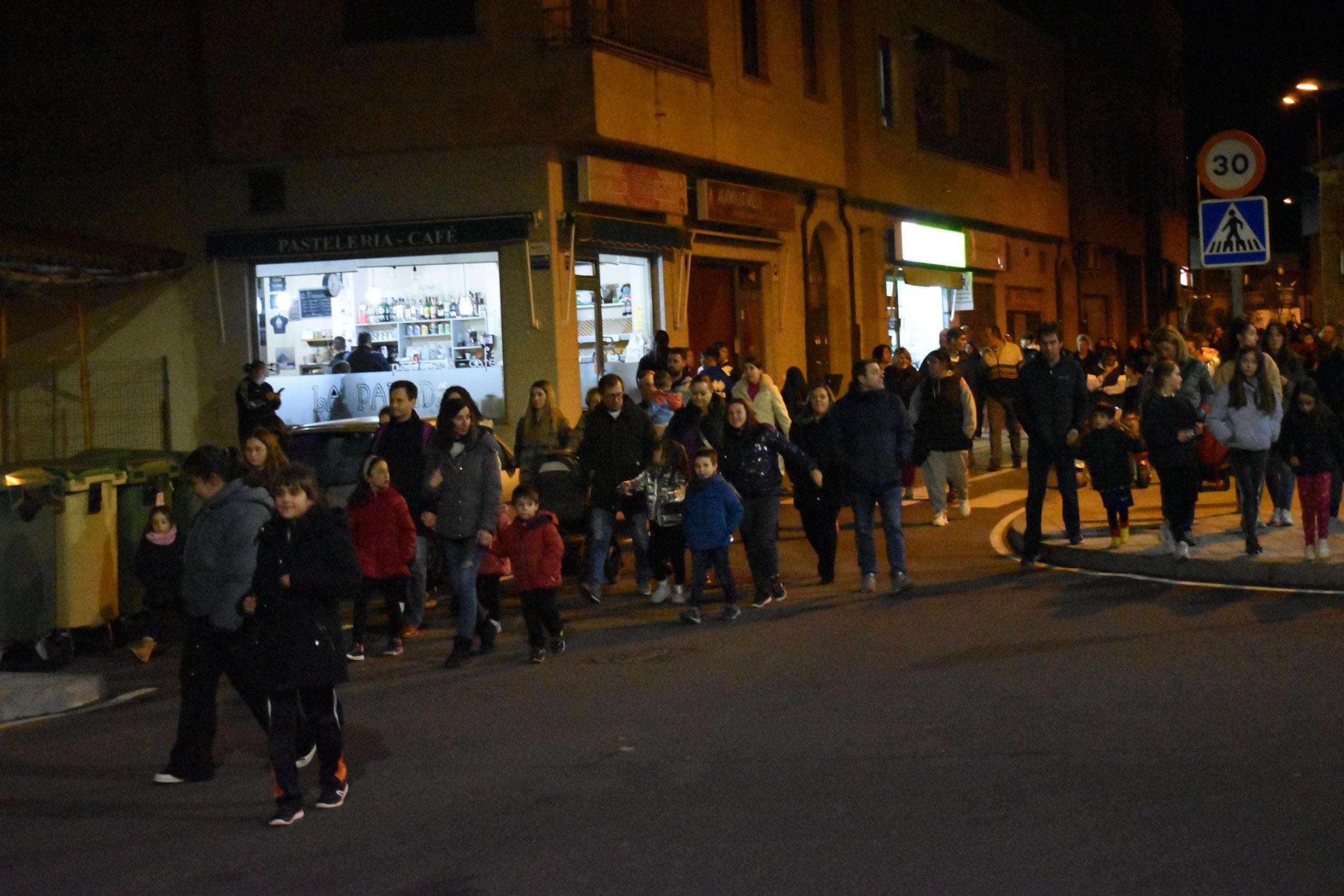 Villares de la Reina dice adiós al Carnaval con el entierro de la sardina y 4.000 churros