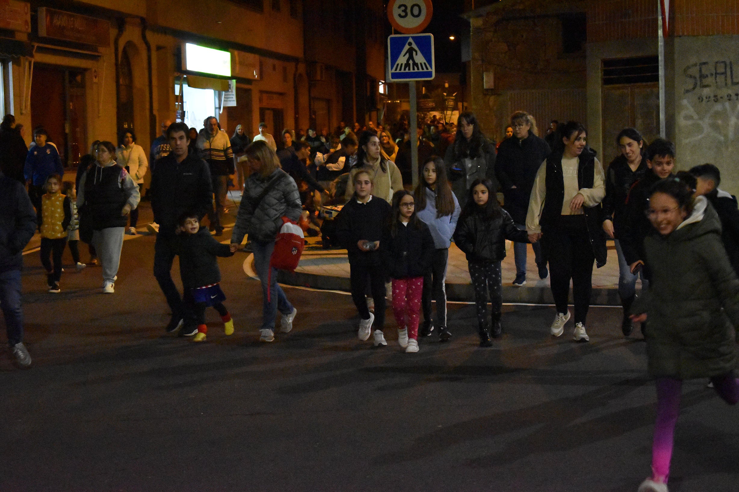 Villares de la Reina dice adiós al Carnaval con el entierro de la sardina y 4.000 churros