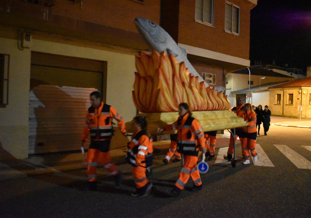 Villares de la Reina dice adiós al Carnaval con el entierro de la sardina y 4.000 churros