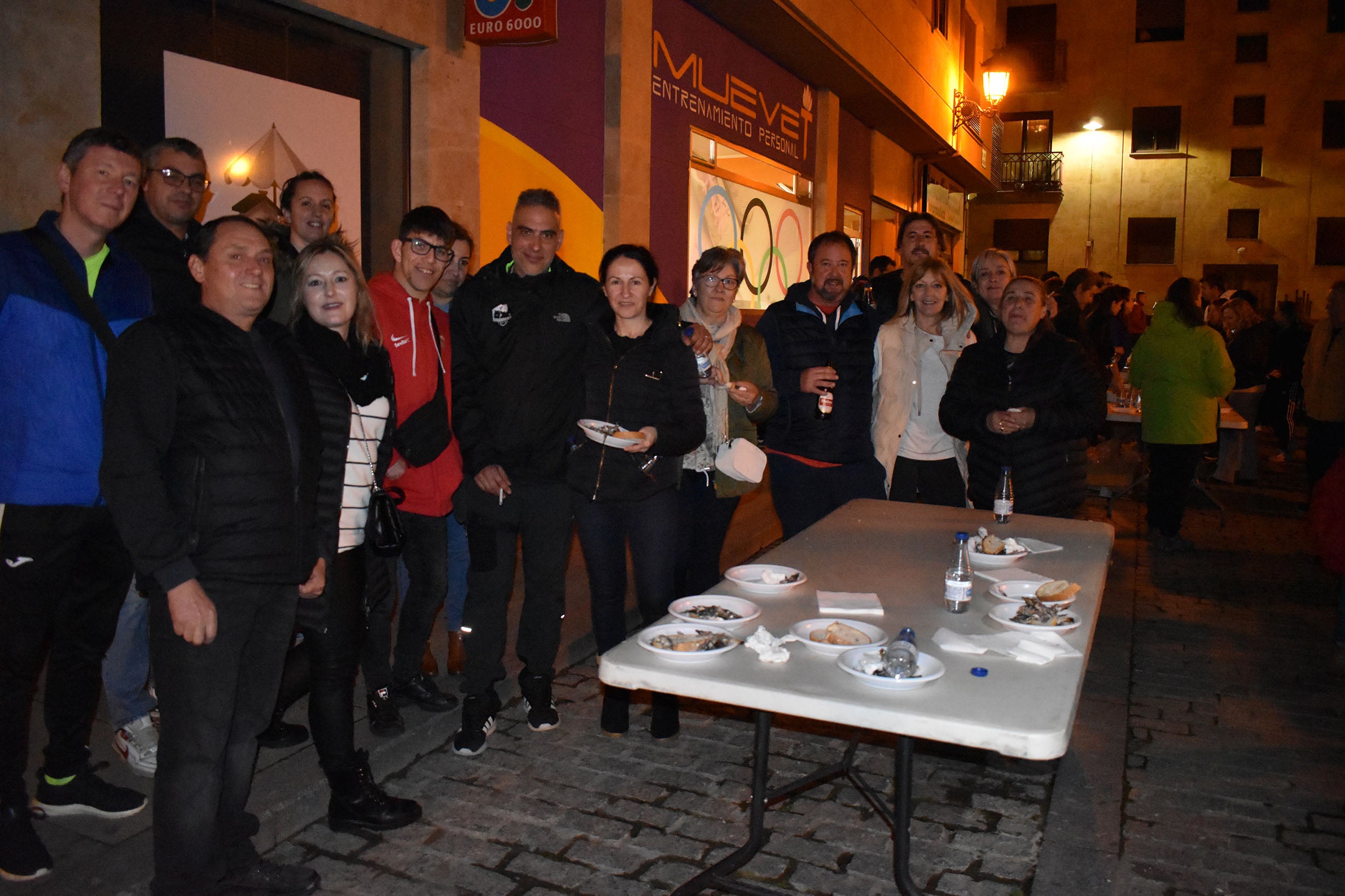 150 kilos de sardinas para paliar el duelo por el fin del Carnaval en Villamayor