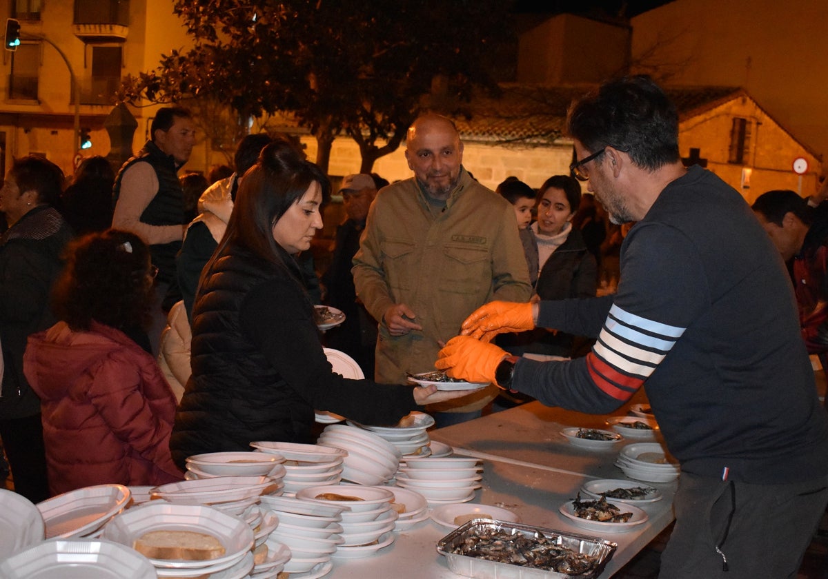 150 kilos de sardinas para paliar el duelo por el fin del Carnaval en Villamayor