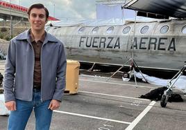 Javier Cascón, junto al avión siniestrado de 'La sociedad de la nieve'.