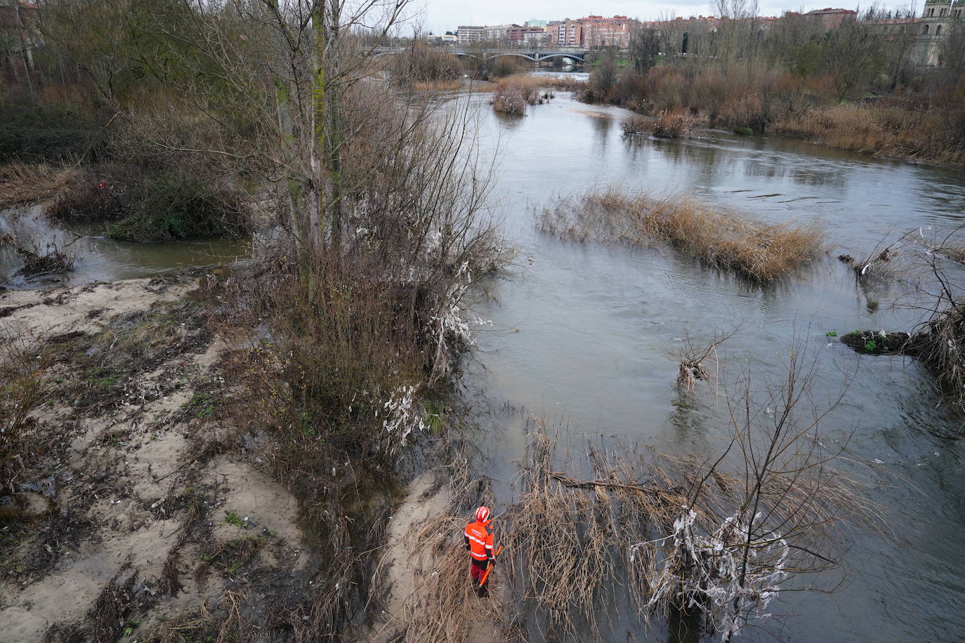 En imágenes: nueva búsqueda en el río para buscar al vecino del Camino de las Aguas desaparecido la semana pasada