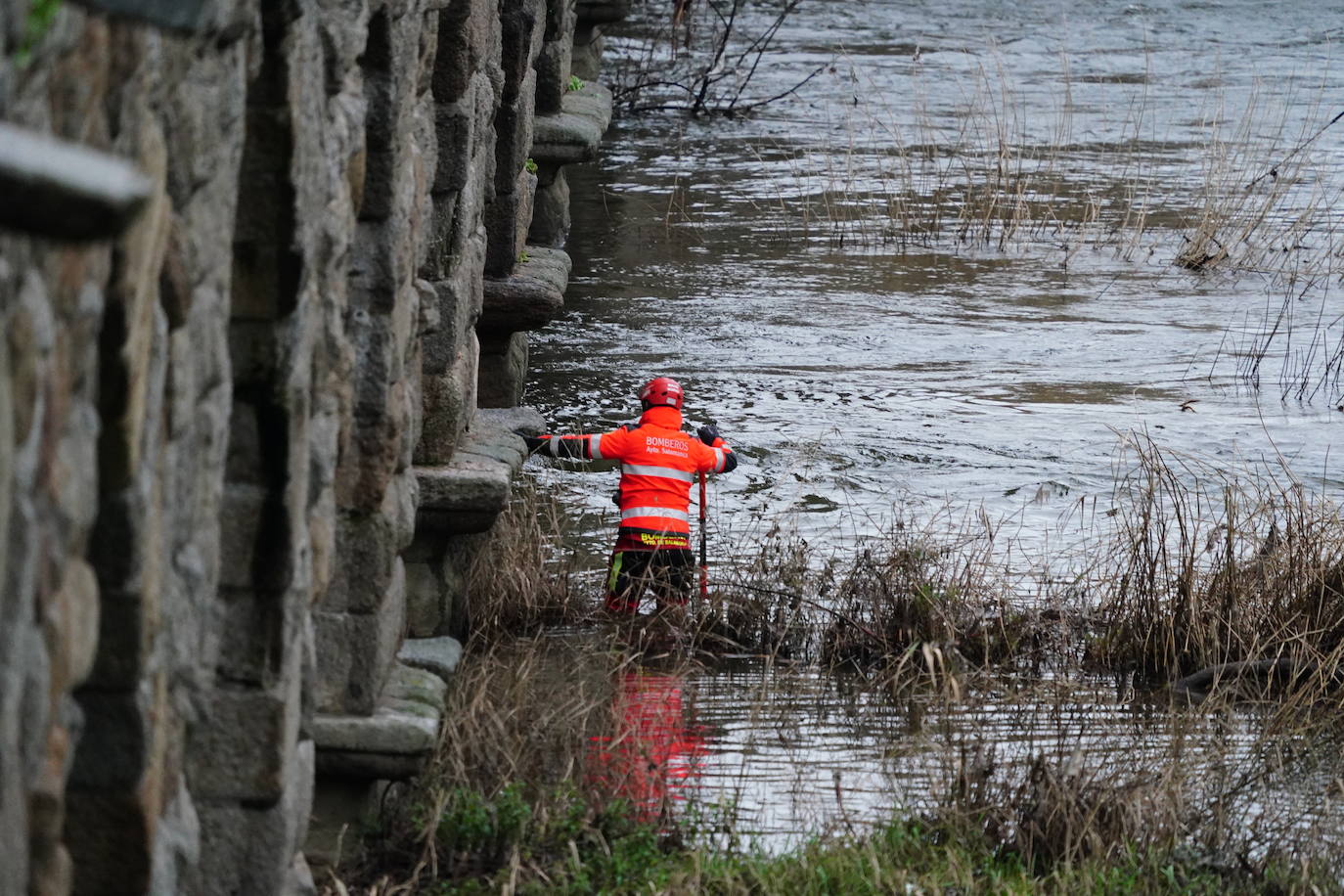 En imágenes: nueva búsqueda en el río para buscar al vecino del Camino de las Aguas desaparecido la semana pasada