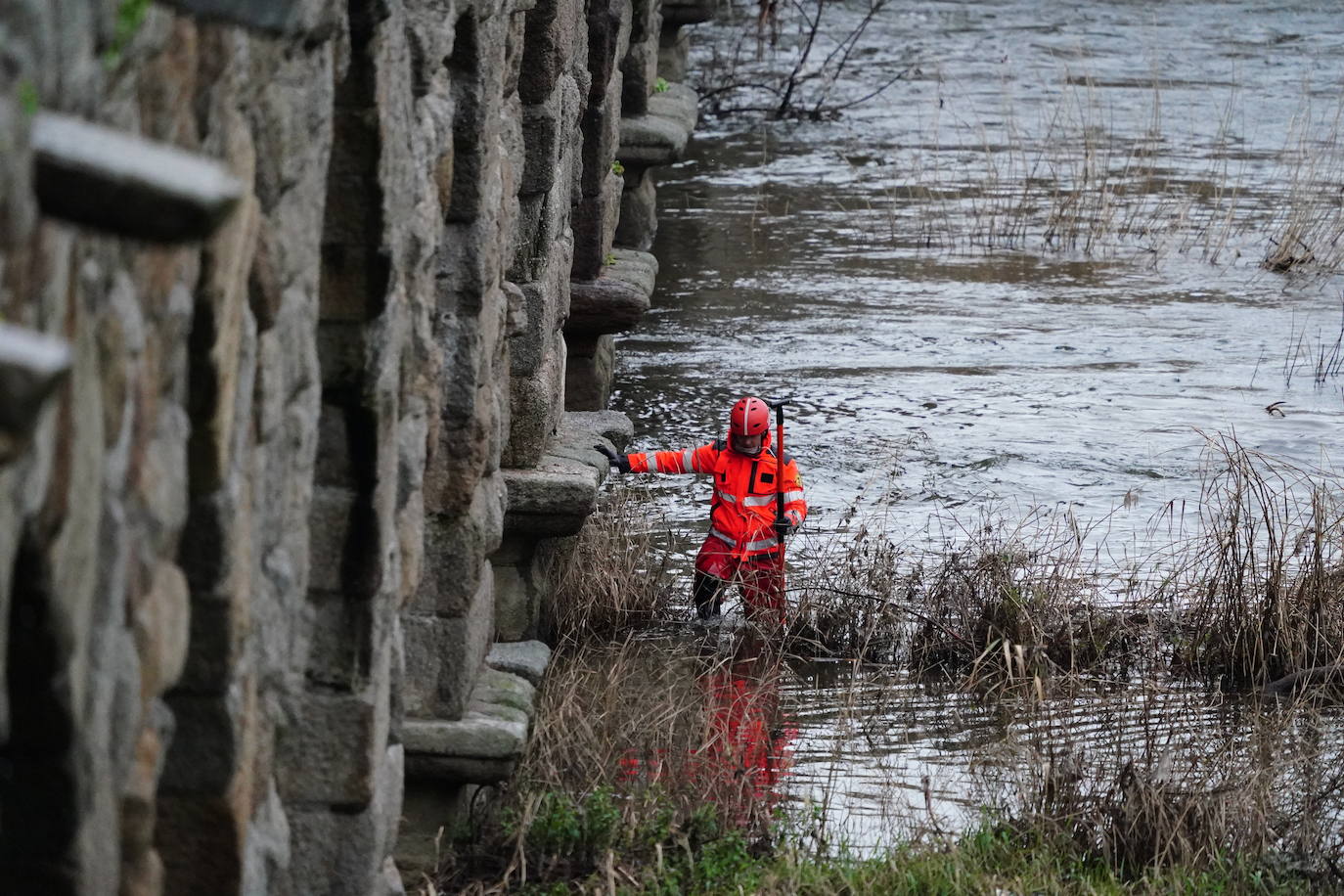 En imágenes: nueva búsqueda en el río para buscar al vecino del Camino de las Aguas desaparecido la semana pasada