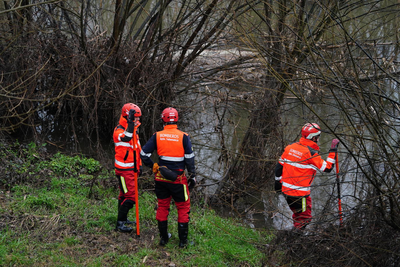 En imágenes: nueva búsqueda en el río para buscar al vecino del Camino de las Aguas desaparecido la semana pasada