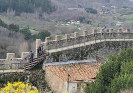 Imagen de paseantes sobre la muralla medieval de Béjar, ubicada en el barrio de La Antigua.