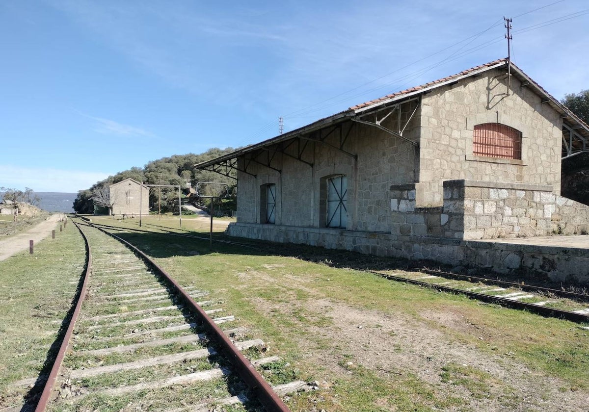 Vista de los edificios de la antigua estación de tren de Ledrada, al fondo, el más deteriorado.