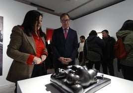 La comisaria de la exposición 'Fernando Botero. Sensualidad y melancolía', Marisa Oropesa, junto al alcalde de Salamanca, Carlos García Carbayo.