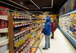 Clientes en los lineales de un supermercado salmantino a mediodía de este jueves.