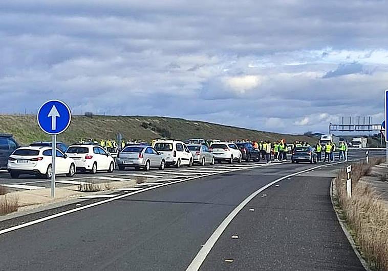 Los agricultores vuelven a cortar la autovía en Peñaranda