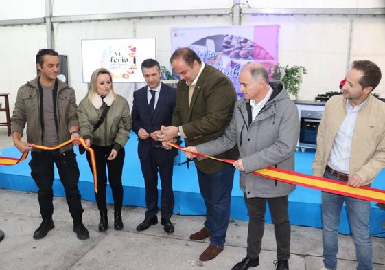 Autoridades e invitados durante la inauguración del certamen