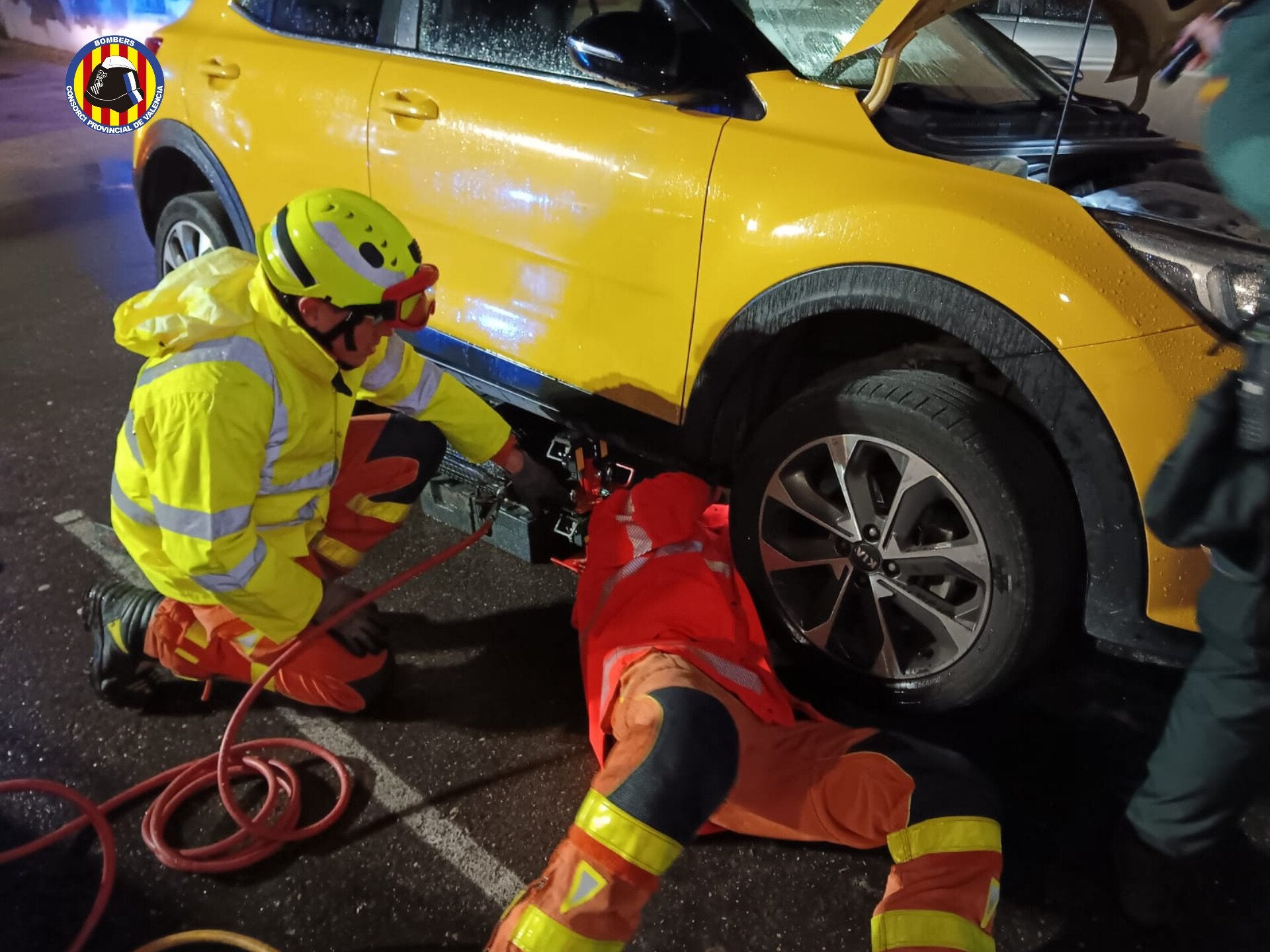 Emocionante rescate a un perro atrapado en el motor de un coche