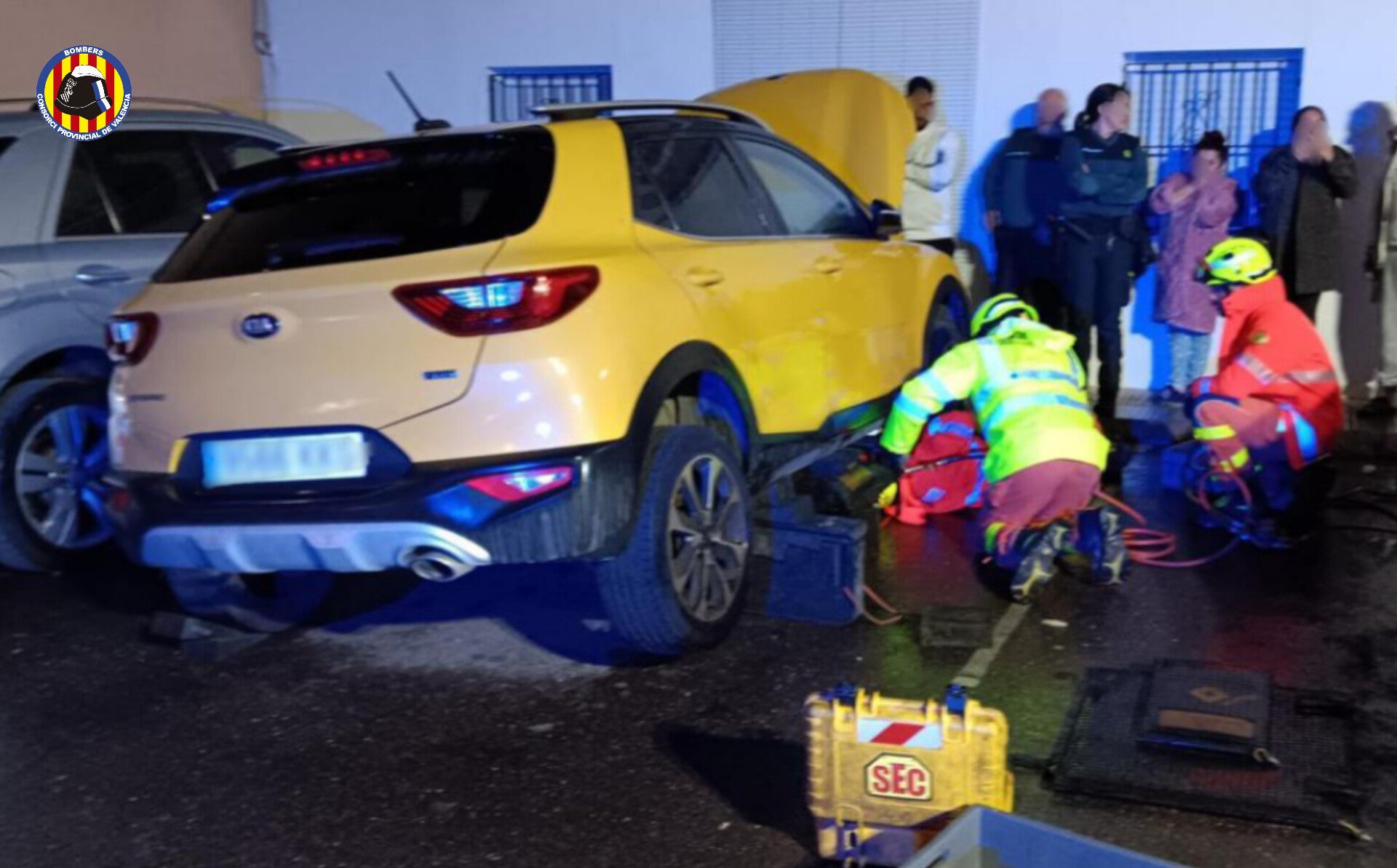 Emocionante rescate a un perro atrapado en el motor de un coche