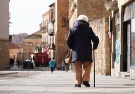 Una mujer camina sola por la calle San Pablo.