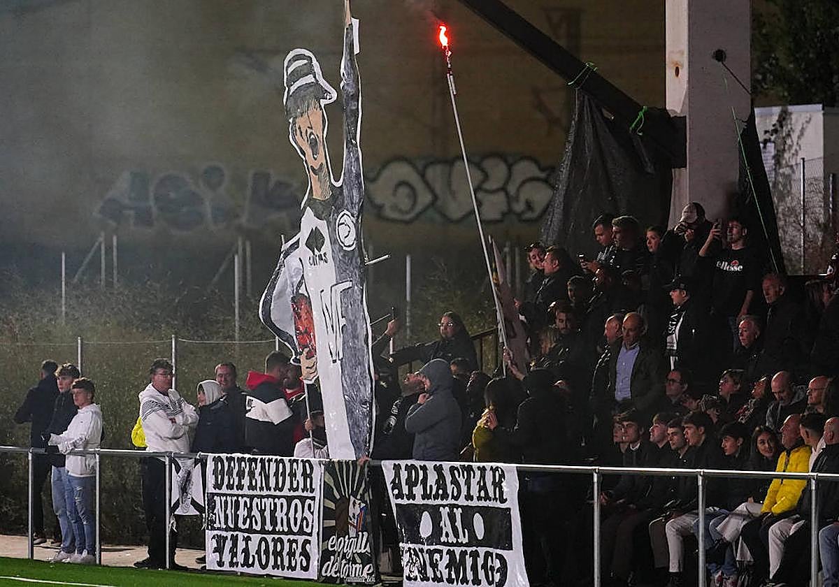 Tifo y bengalas por el que un grupo de aficionados del club ha sido propuesto para sanción por la comisión deportiva de Unionsistas.