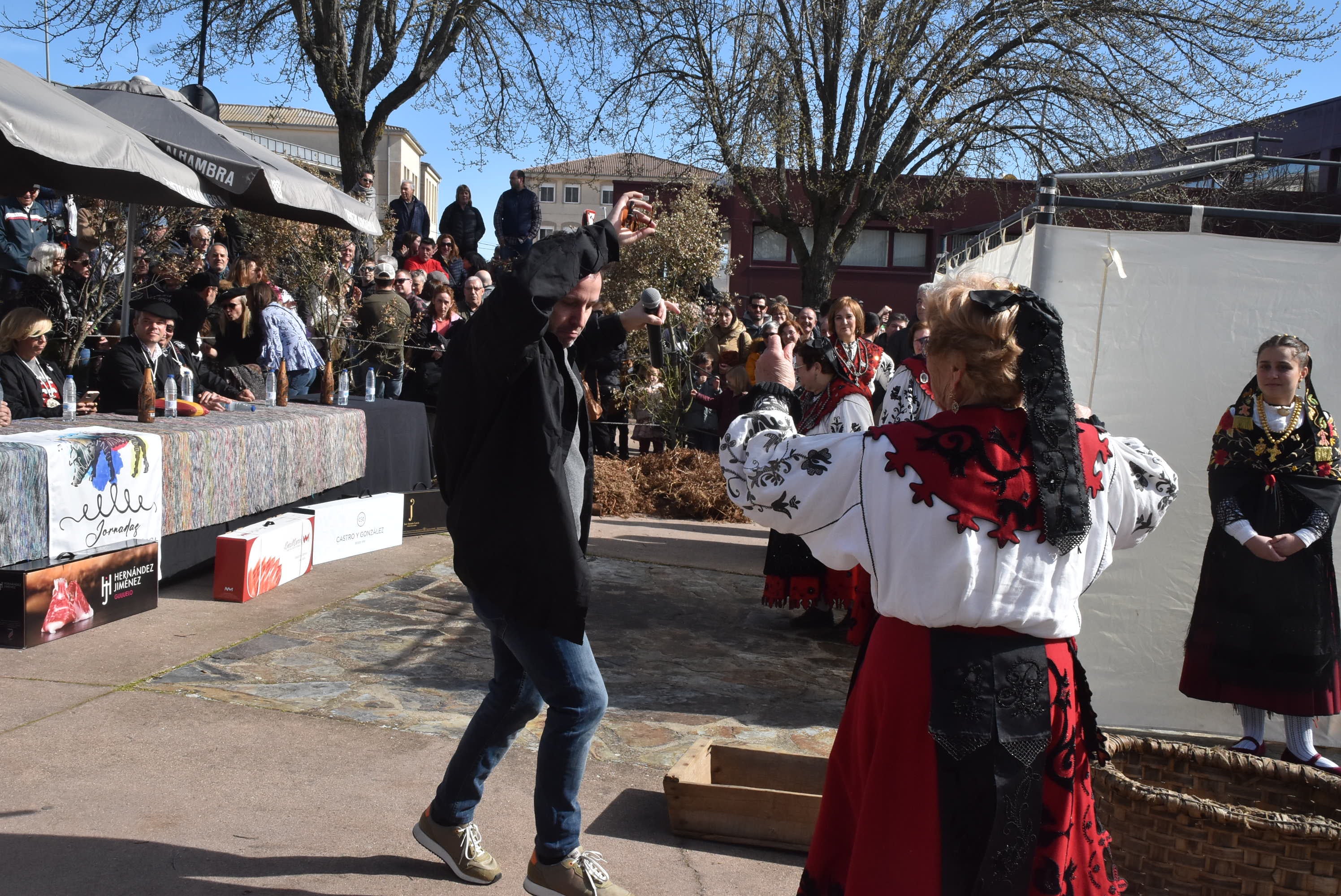 La matanza de Guijuelo rinde homenaje al sabor con numerosas caras conocidas