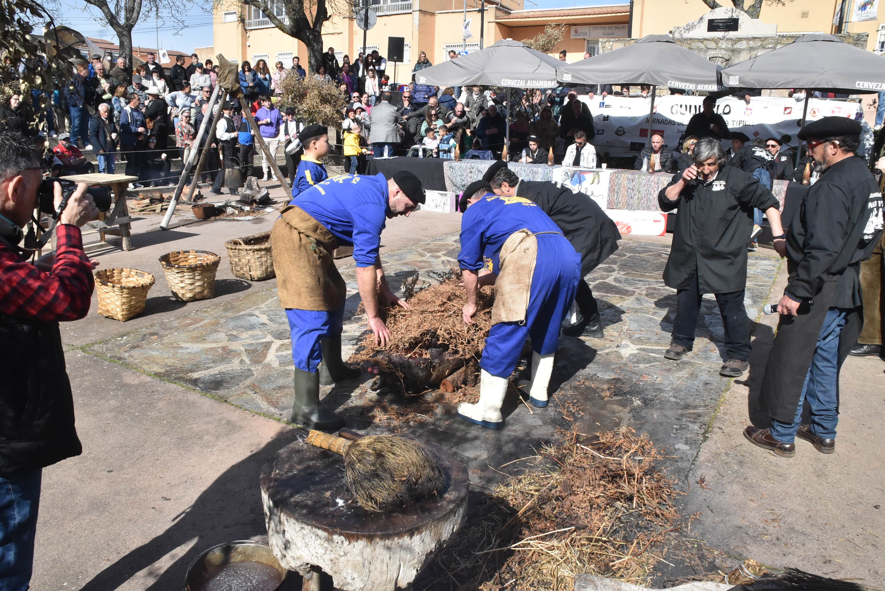 La matanza de Guijuelo rinde homenaje al sabor con numerosas caras conocidas