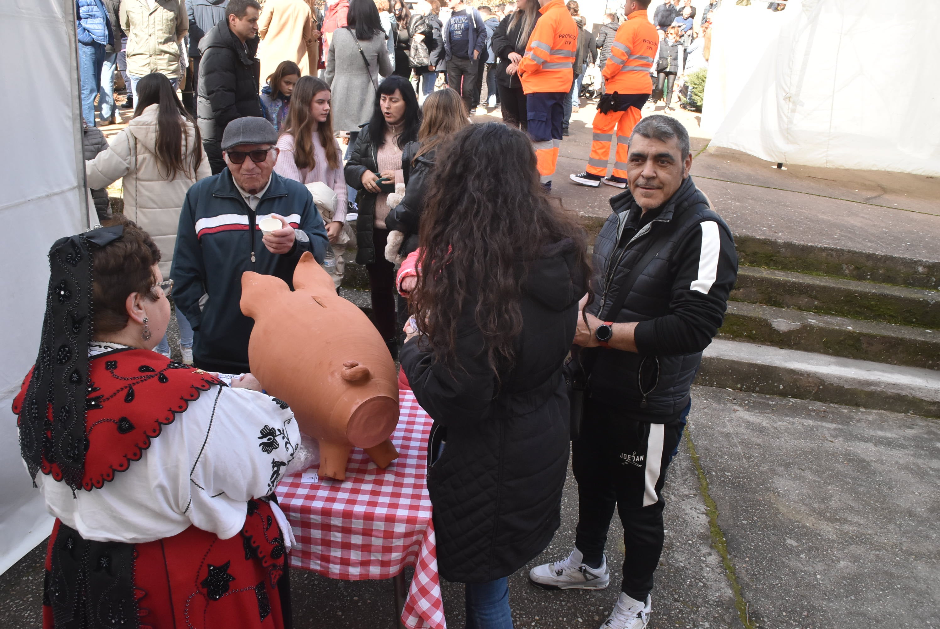 La matanza de Guijuelo rinde homenaje al sabor con numerosas caras conocidas