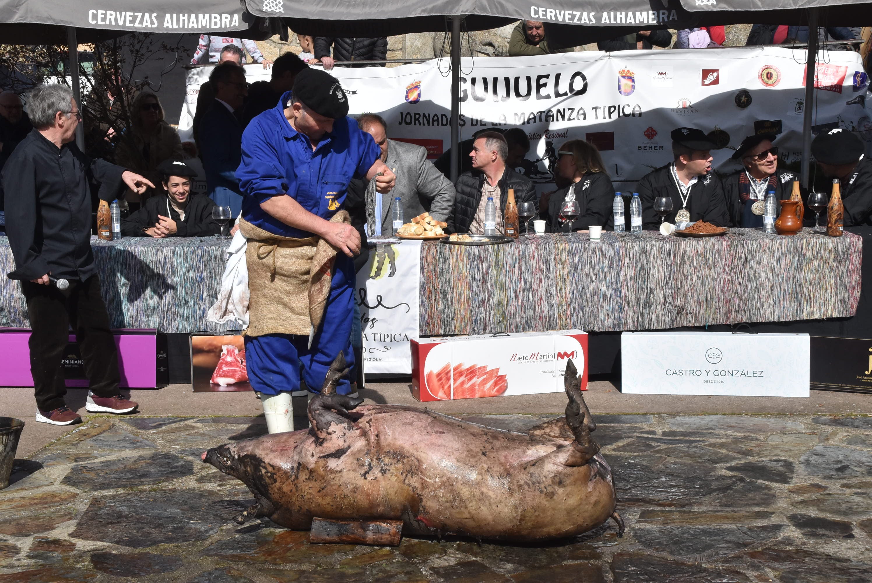 La matanza de Guijuelo rinde homenaje al sabor con numerosas caras conocidas