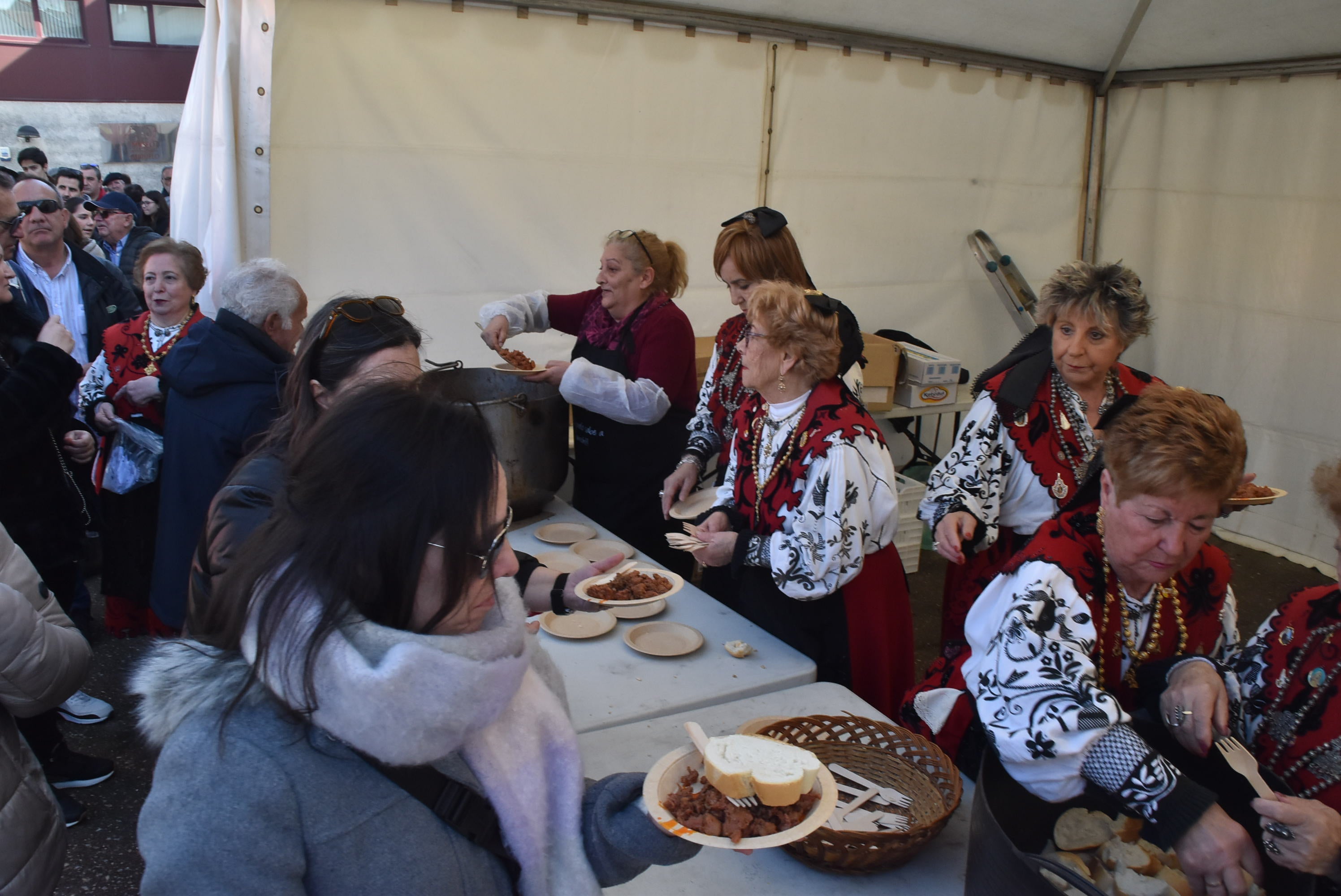 La matanza de Guijuelo rinde homenaje al sabor con numerosas caras conocidas